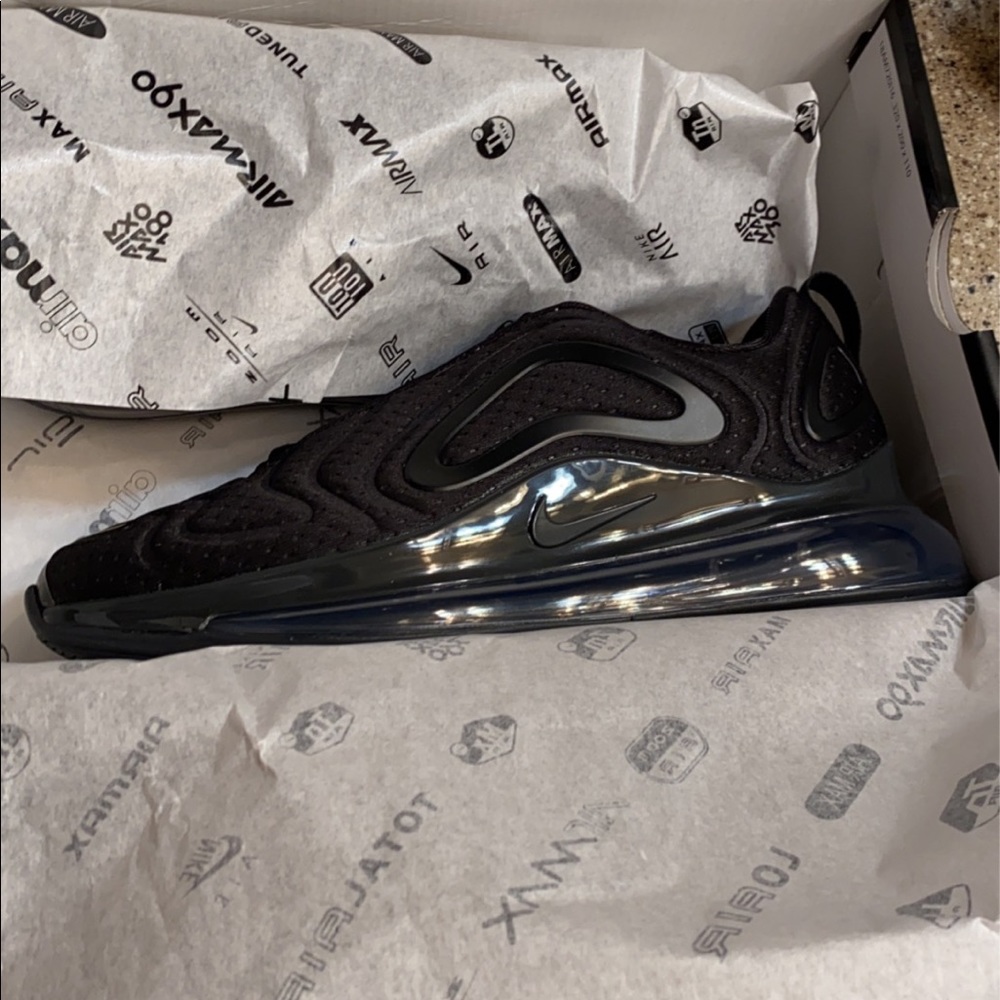 Nike Air Max 720 NWT size 7.5 women’s 6 kids